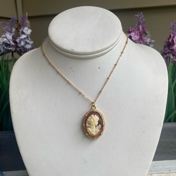 Jewelry - Elegant Gold Cameo Pendant Necklace